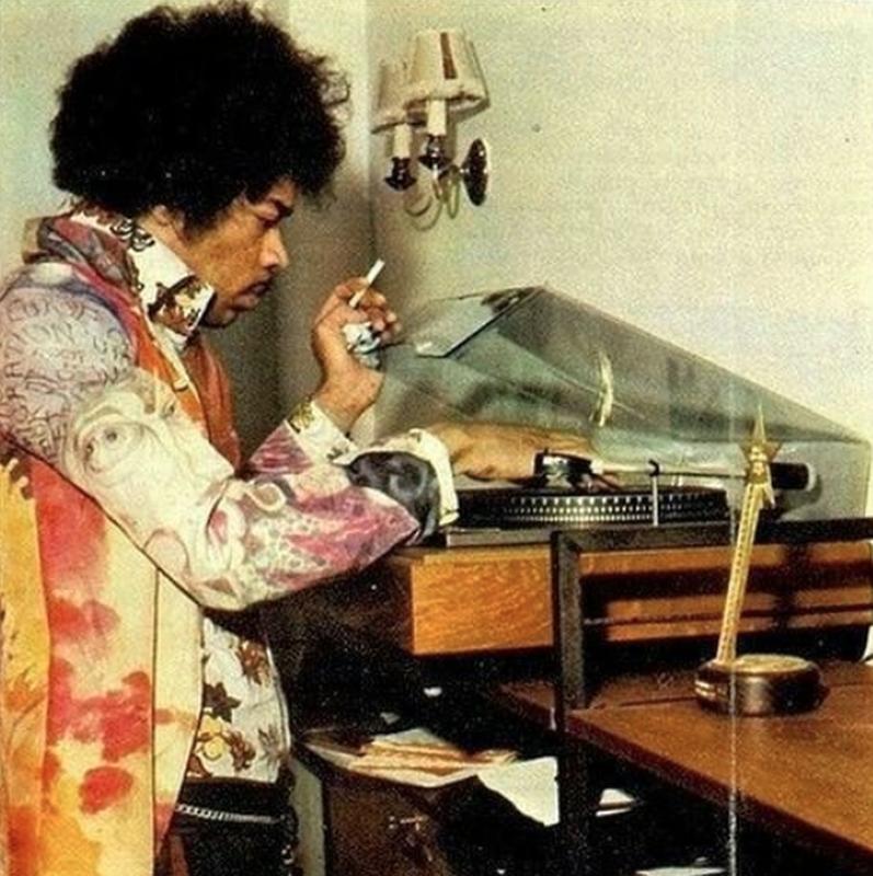 "Electrifying" Jimi Hendrix and his turntable in 1970 58